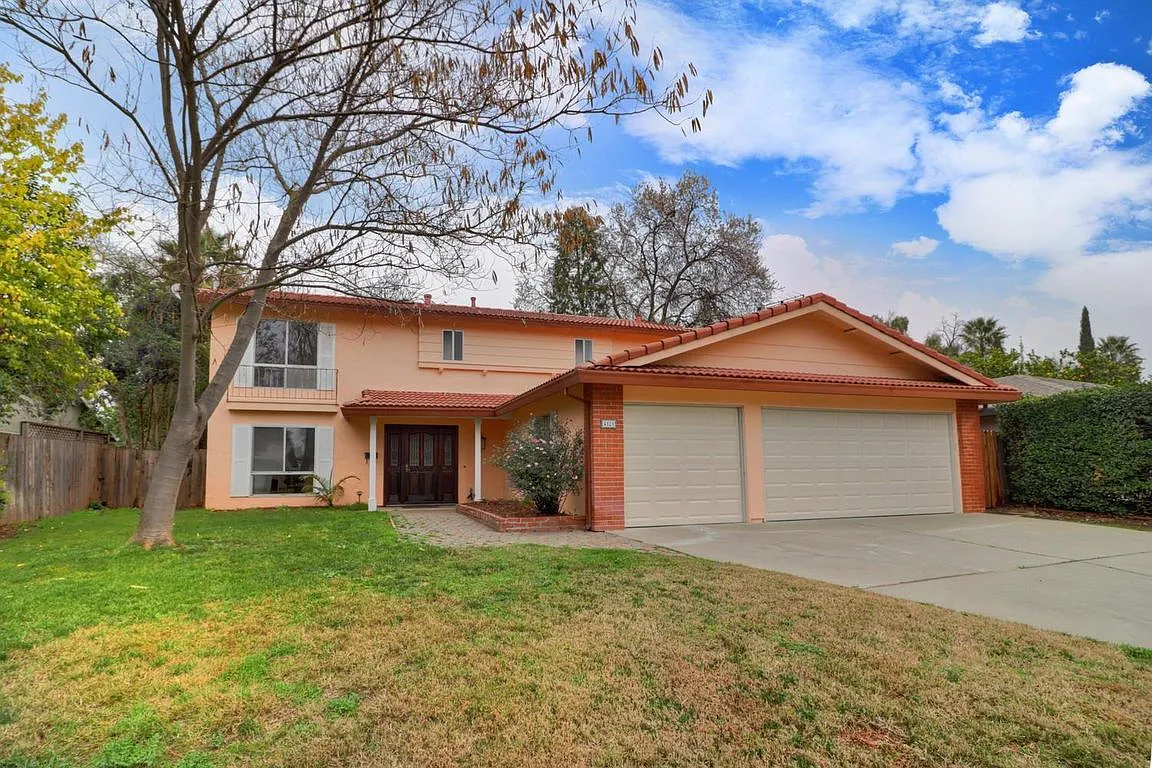 4121 Vista Way photo 1