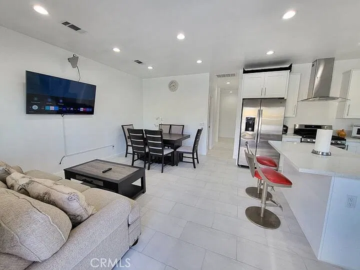 3 bed, 1000 sqft, $3,800 — Photo 4