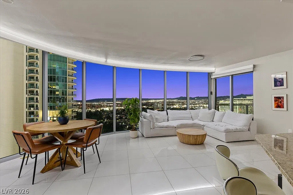 Turnberry Towers — Photo 3