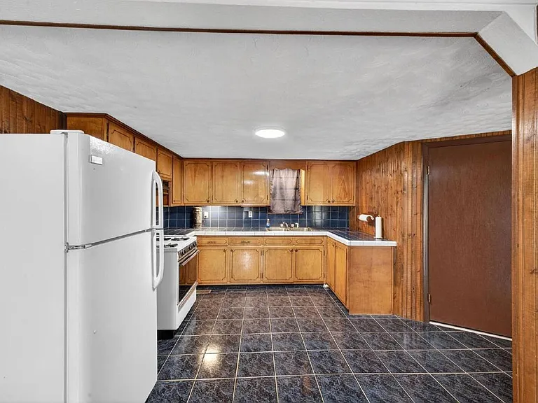 209 Edgar St — Photo 8
