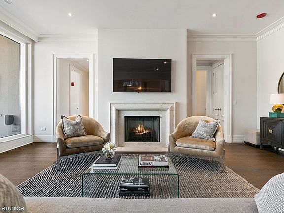 5th image of 9 W Walton St #1402