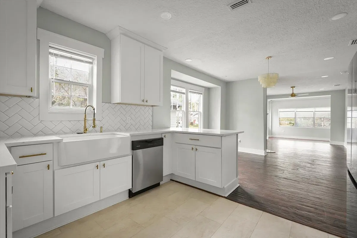 3 bed, 1259 sqft, $2,300 — Photo 2