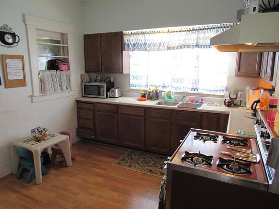 5th image of 363 W D St