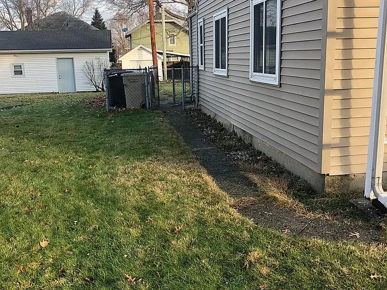 1115 Altgeld St — Photo 20