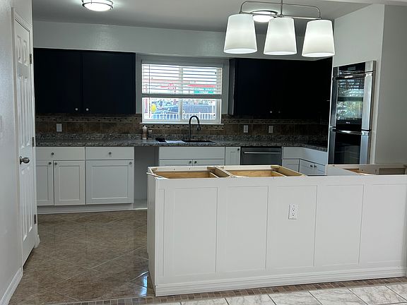 Open concept kitchen with peninsula
(Waiting on butcher block countertop)
