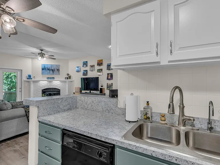 1409 Lawrence Ave — Photo 5