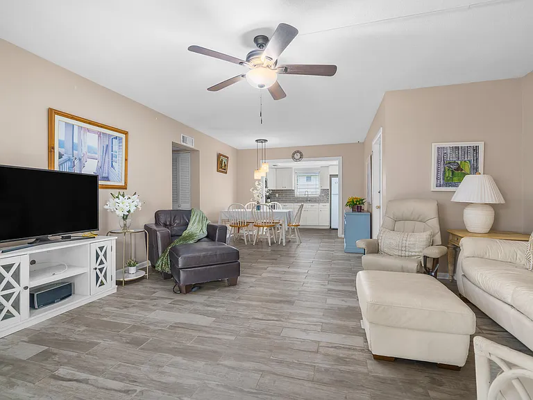 410 NE 17th Ave #101 — Photo 8