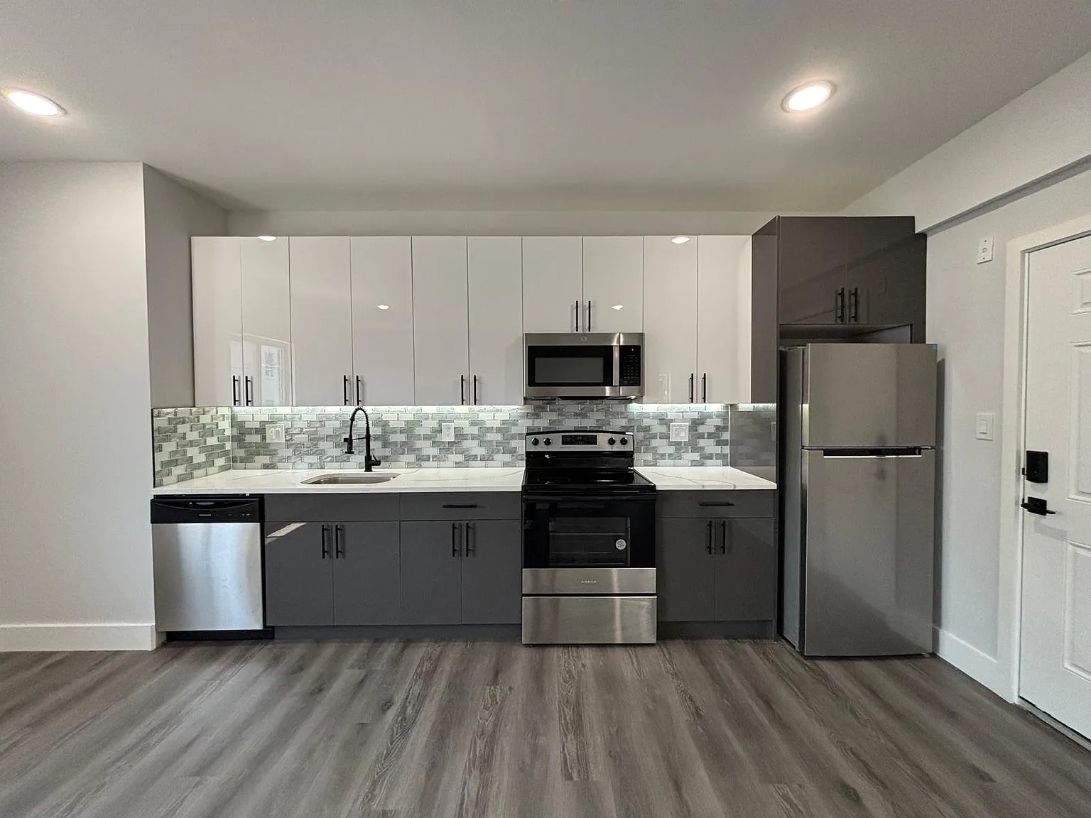 2100 N Franklin St — Photo 1