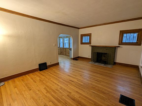4th image of 225 N Clemens Ave