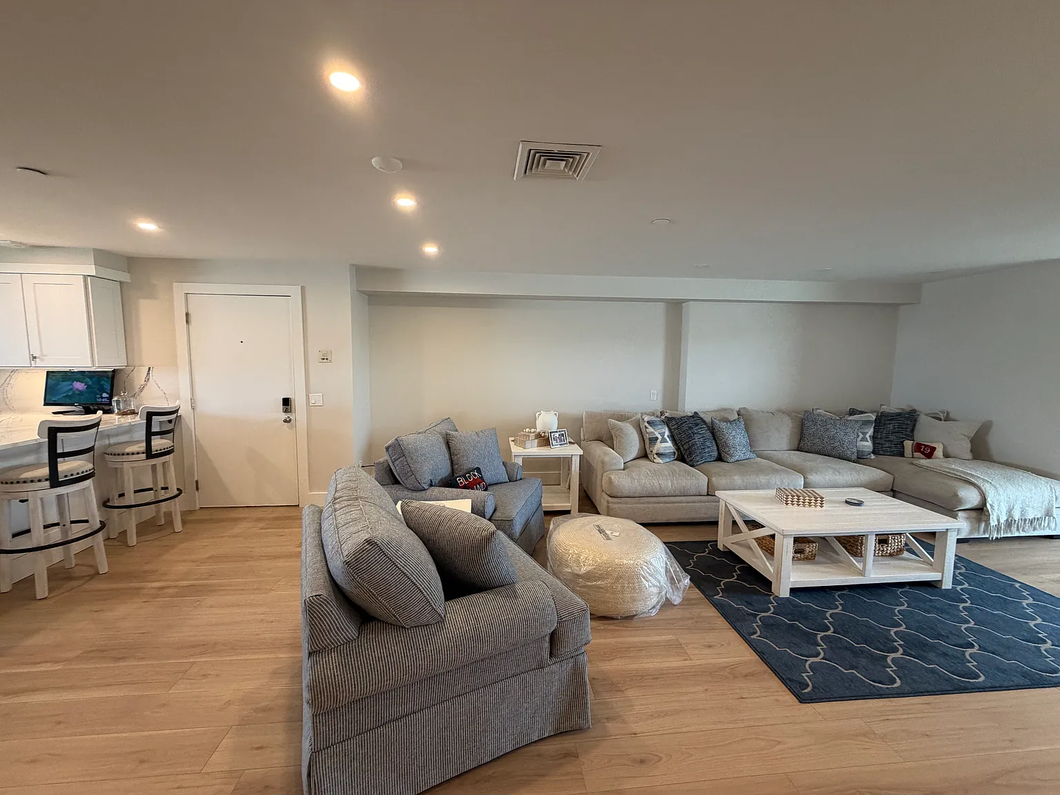 2 bed, 1256 sqft, $3,200 — Photo 3