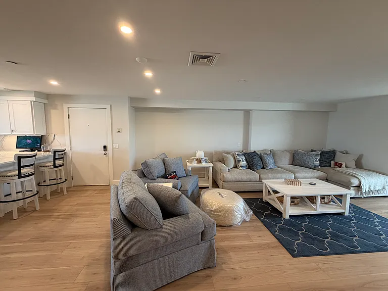 31 Coddington Wharf #21 — Photo 3