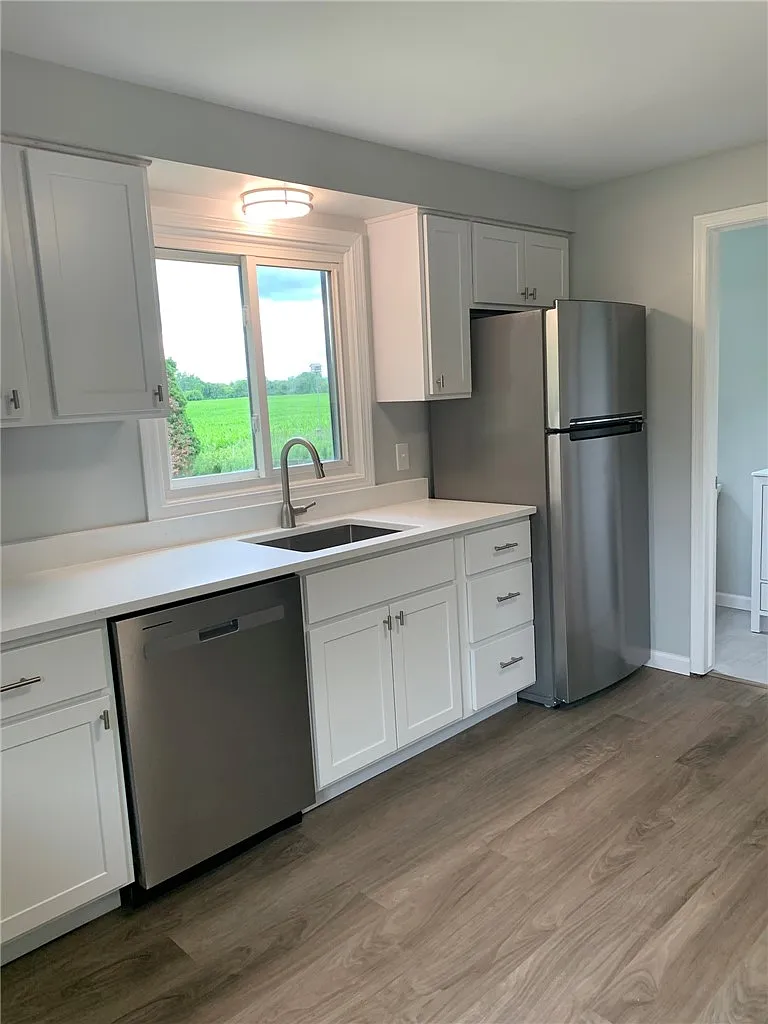 3 bed, 1.5 bath, 1000 sqft, $2,250 — Photo 3