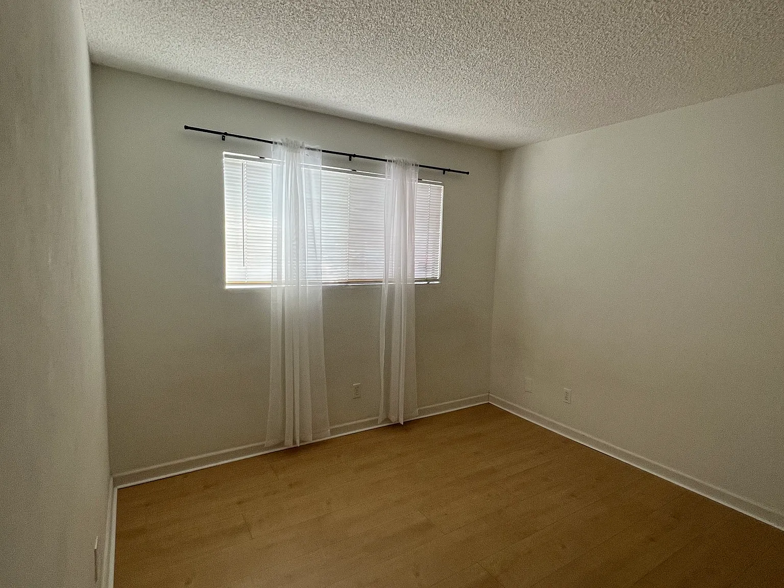 3 bed, 870 sqft, $1,060 — Photo 3