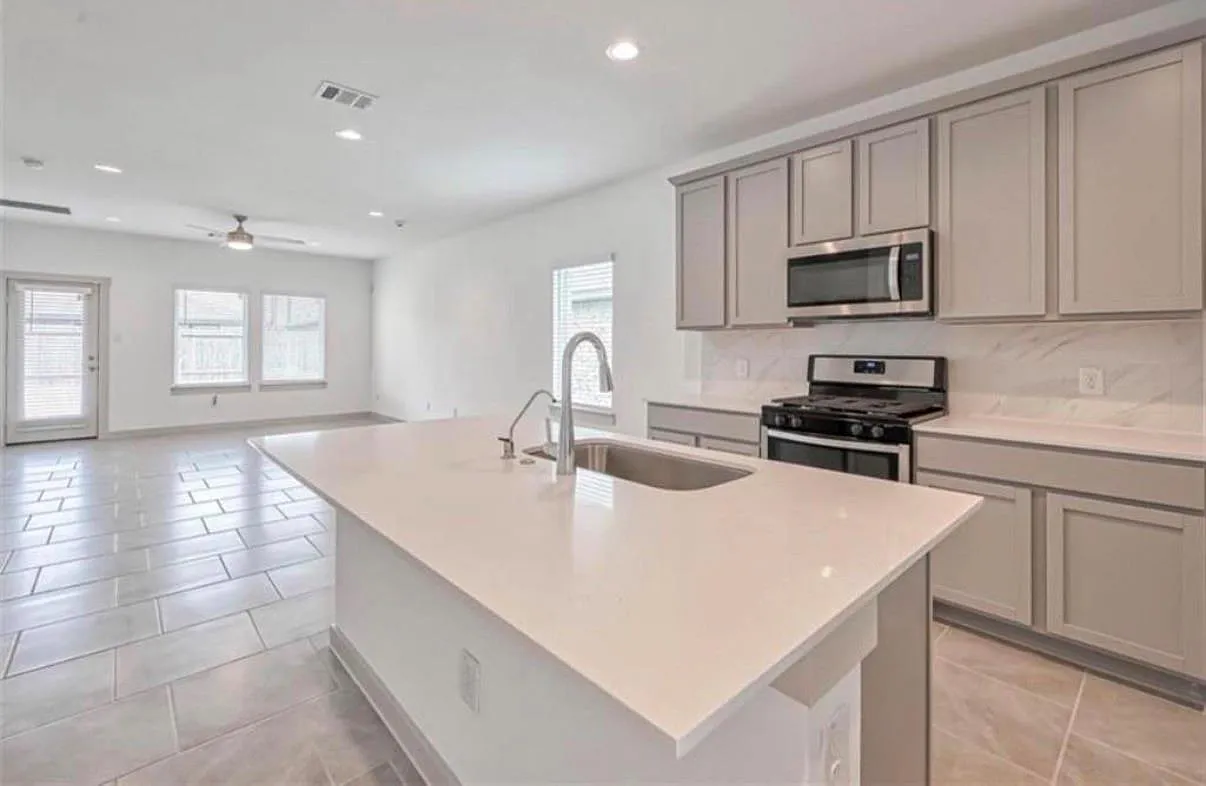 4 bed, 2.5 bath, 2184 sqft, $2,650 — Photo 3