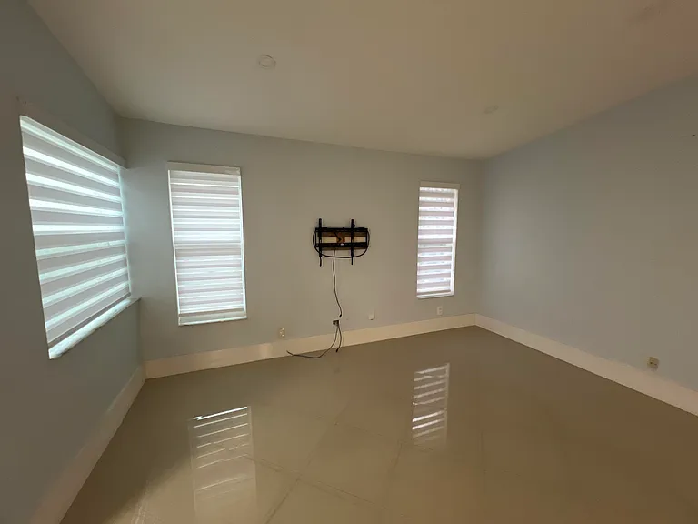 115 SW 34th Ave — Photo 11
