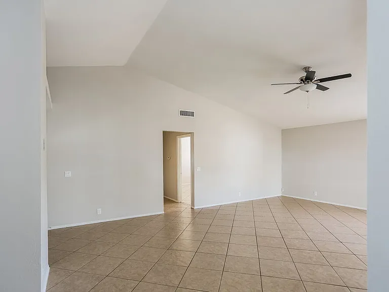 8032 W Tuckey Ln — Photo 5