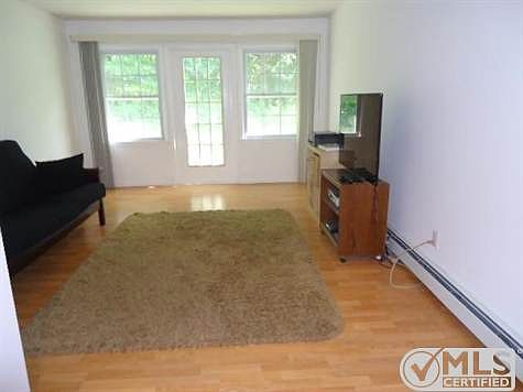 4th image of 162 Huguenot St