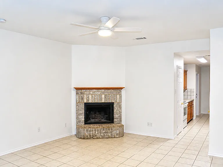 1011 Waterview Dr — Photo 2