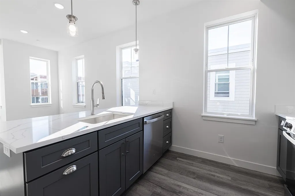 2 bed, 1.0 bath, 826 sqft, $3,400 — Photo 4