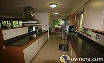 Updated kitchen w/ SS vent, tile floor