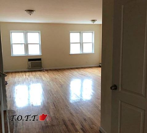 3rd image of 2118 E 65th St