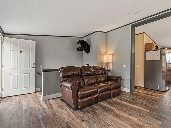 5th image of 457 Fern Ave