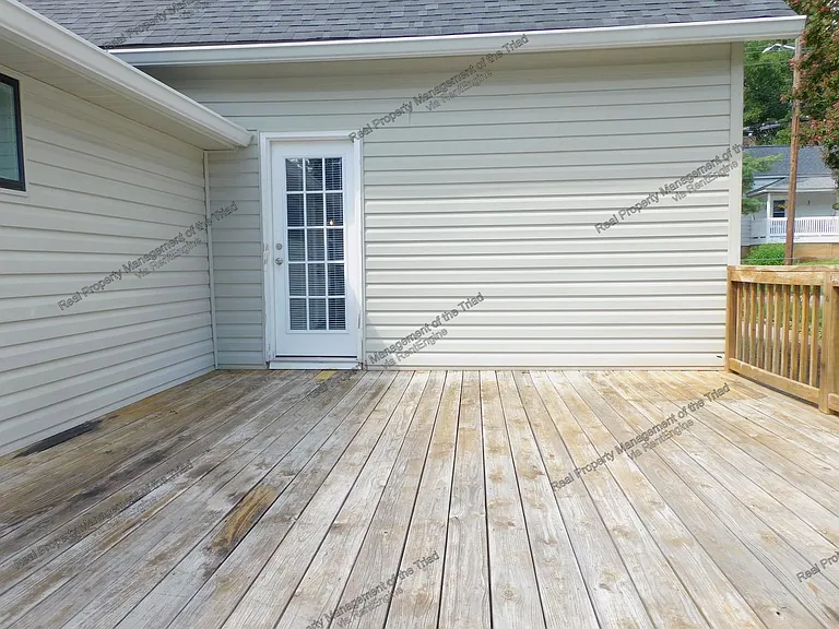 936 Albert St — Photo 16