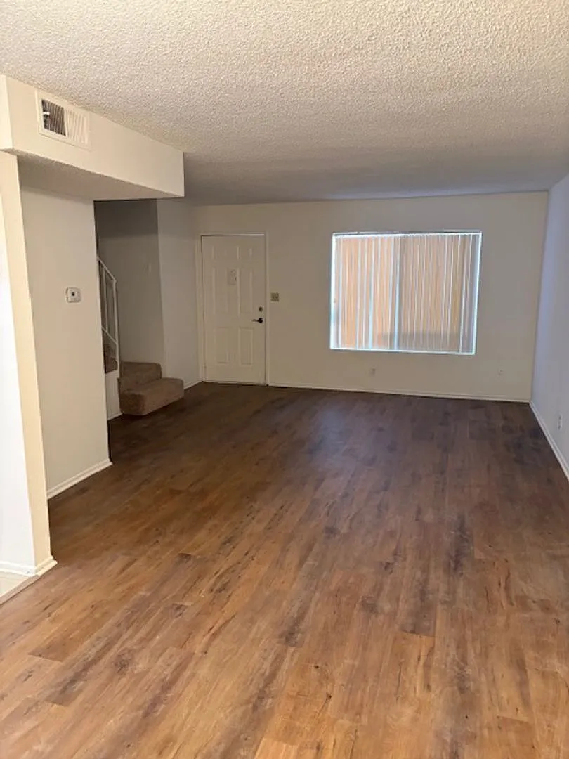 123 - Thompson Ave Apts — Photo 3