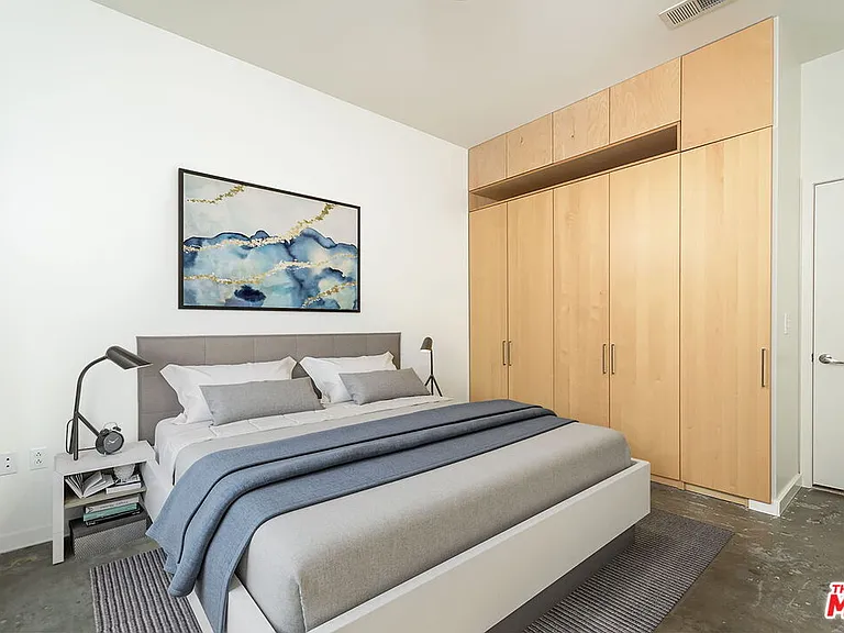 630 W 6th St #207 — Photo 26