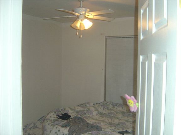 5th image of 122 W Schunior St