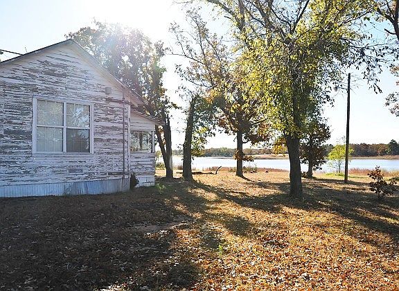 Wake up to the morning sunshine on the lake!