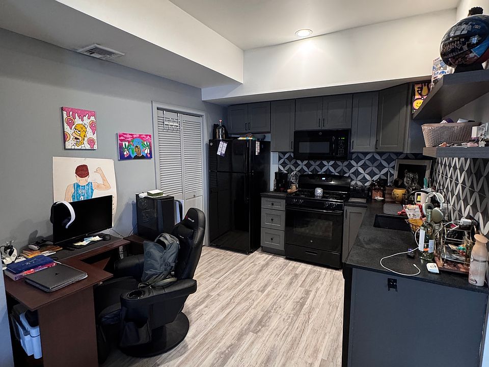 Kitchen & desk area
