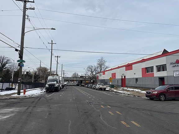 5th image of 1947 W Erie Ave