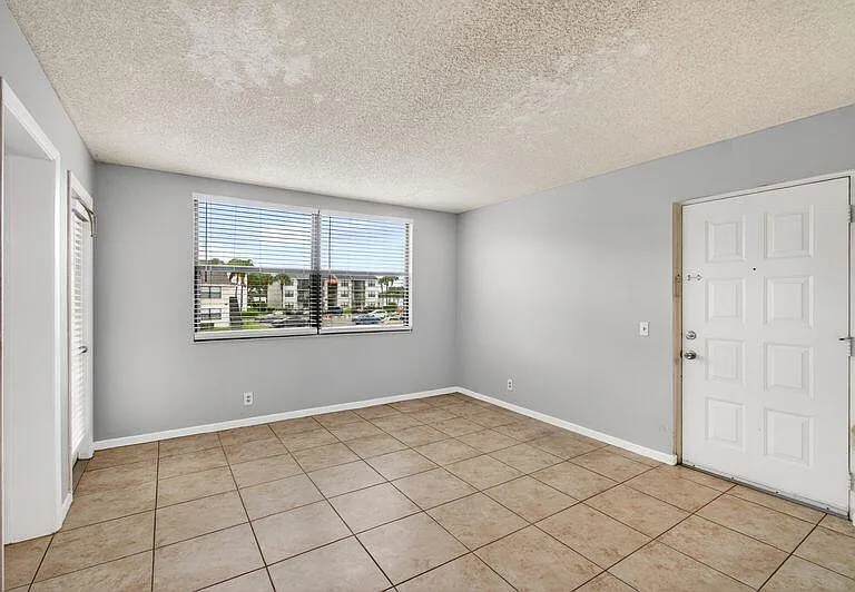 738 Executive Center Dr #21 — Photo 2