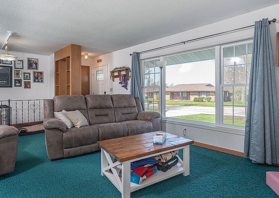 307 8th St, Van Horne, IA 52346 Zillow