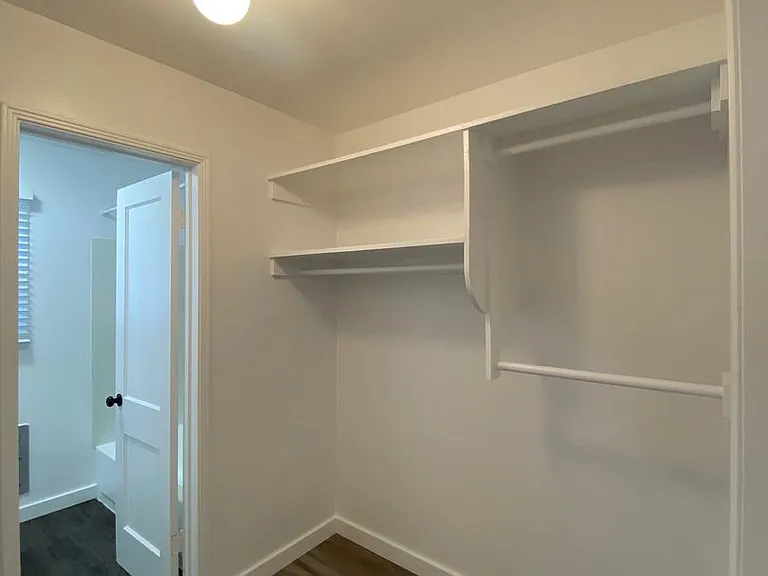 637 E 8th St — Photo 5