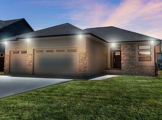 17664 Phoenix Dr, Clive, IA 50325