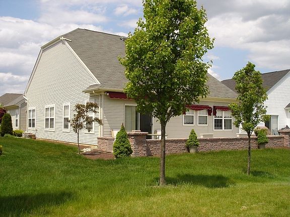 3rd image of 12 Provence Dr