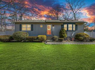 37 Windus Dr, Shirley, NY 11967