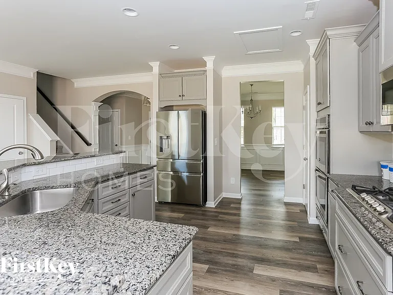 140 Kingston Dr — Photo 6