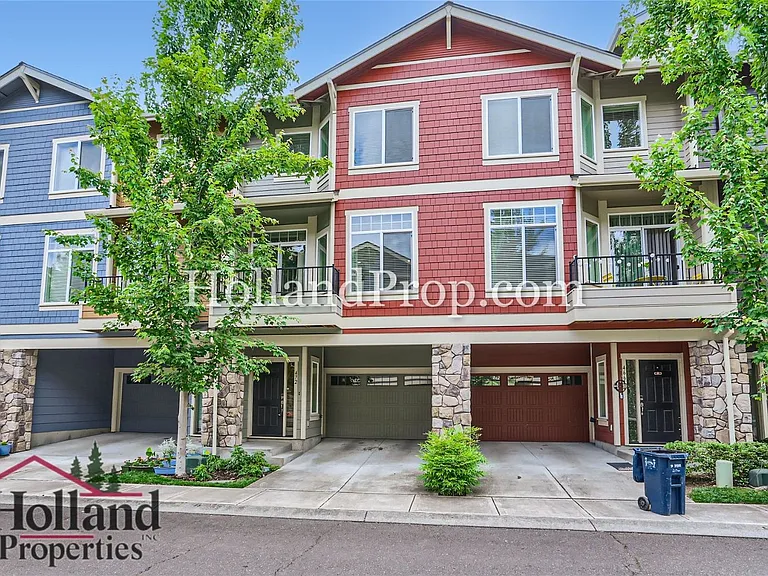 472 NE Patricia Ann Pl — Photo 1