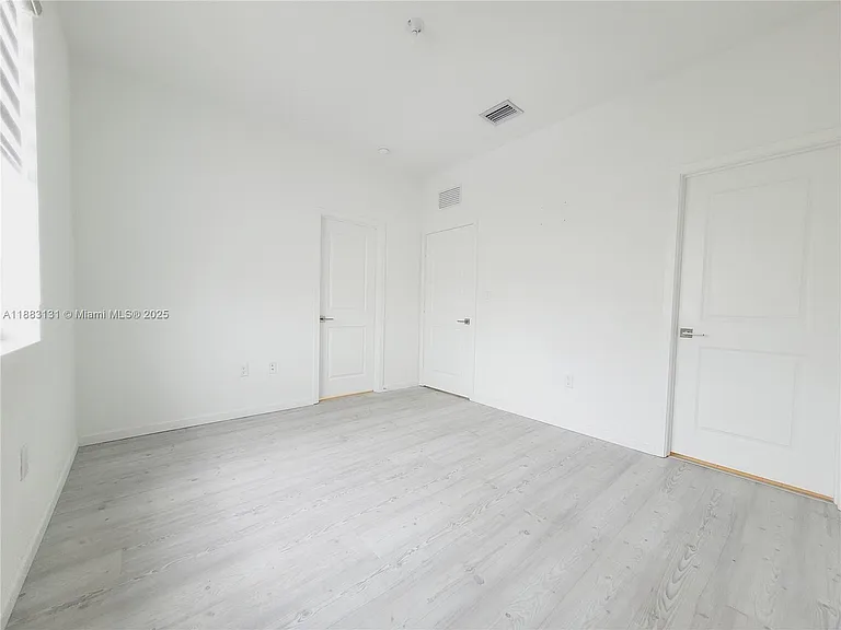 541 NE 4th Ln — Photo 10