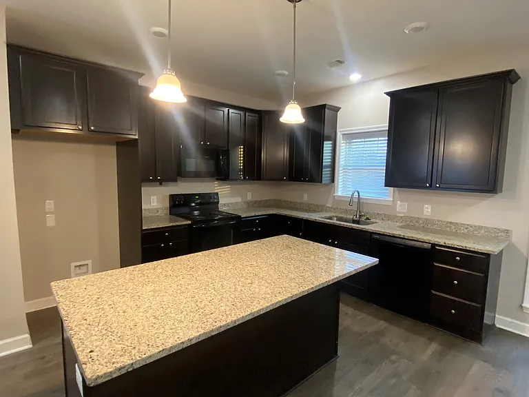 2512 Garden Dr — Photo 6