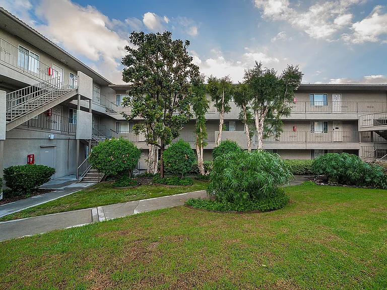 Chateau Spring Gardens Apartments — Photo 35