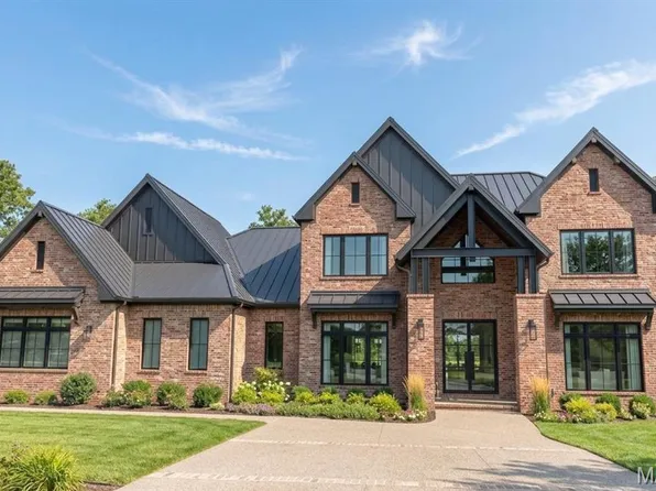 24 Grand Meridien Frst, Chesterfield, MO 63005