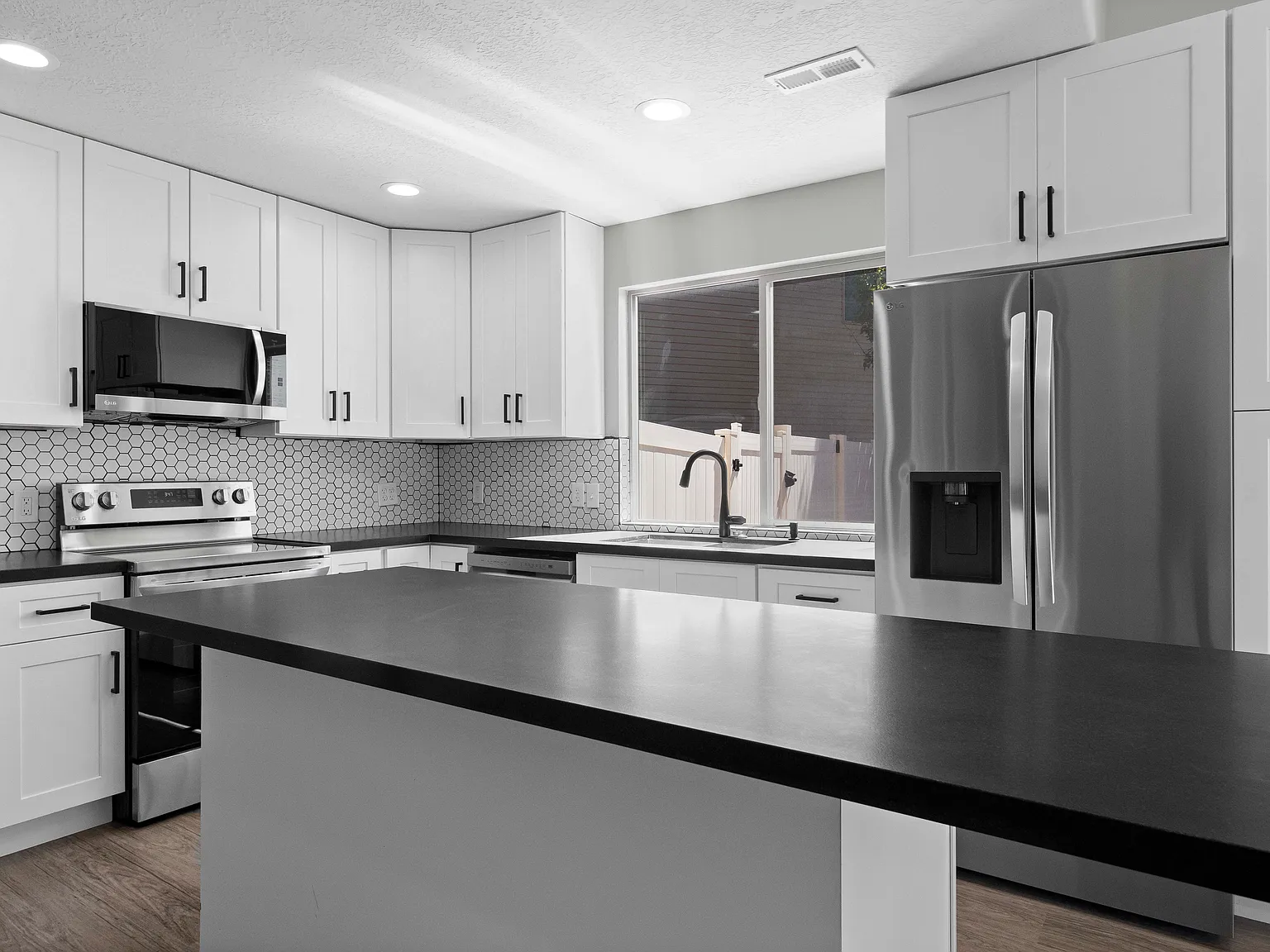 2 bed, 1400 sqft, $2,000 — Photo 4