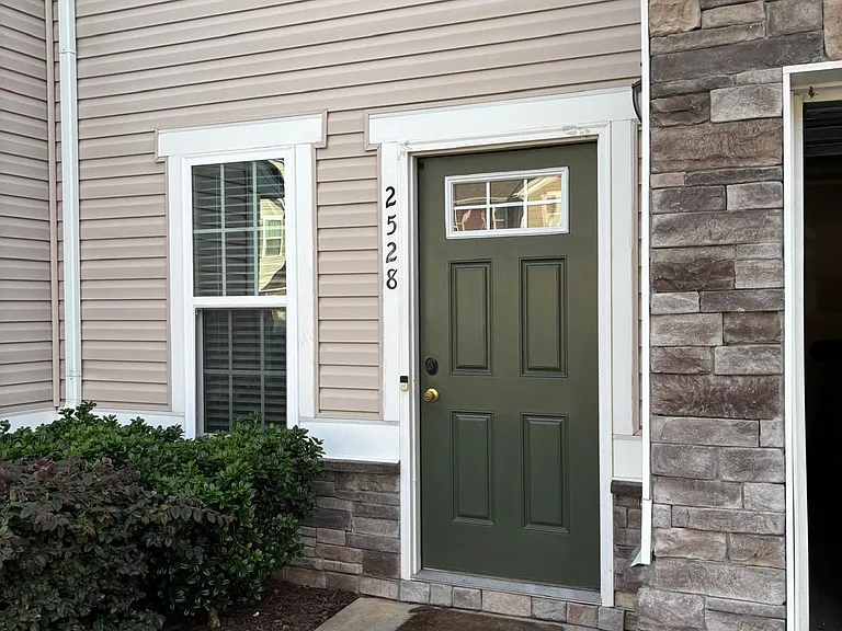 2528 Silverthorn Dr — Photo 2