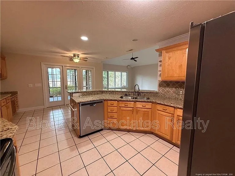 1165 Greenbriar Dr — Photo 7