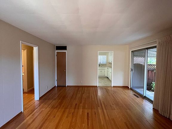 3rd image of 905 Oak Ln