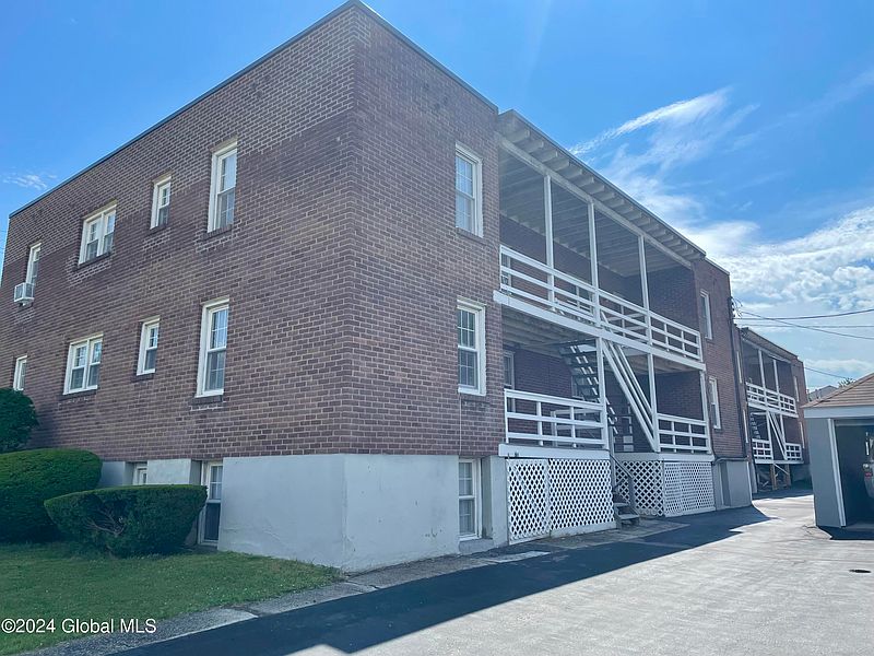 3rd image of 950 Washington Avenue